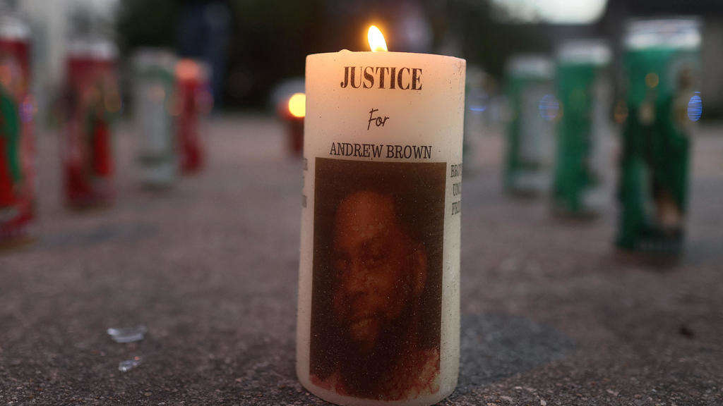 États-Unis : aucun policier poursuivi pour la mort d'un Afro-Américain tué dans sa voiture