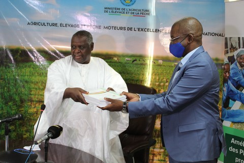 Ministère de l’agriculture :  Un document sur les techniques de l’amélioration de productivité agricole remis à 3 centres d’apprentissage