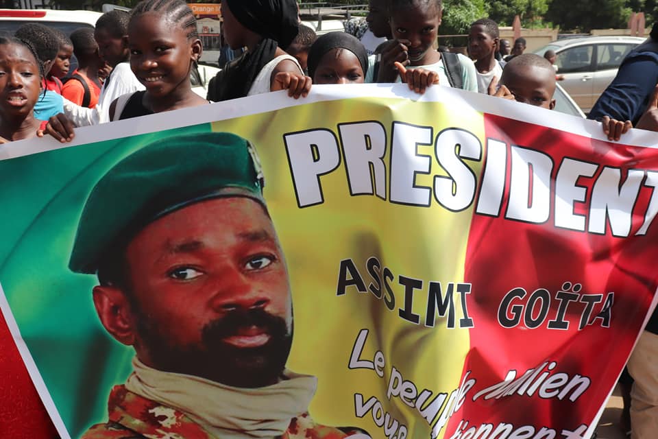Mali: le colonel Assimi Goïta officiellement investi président de la transition