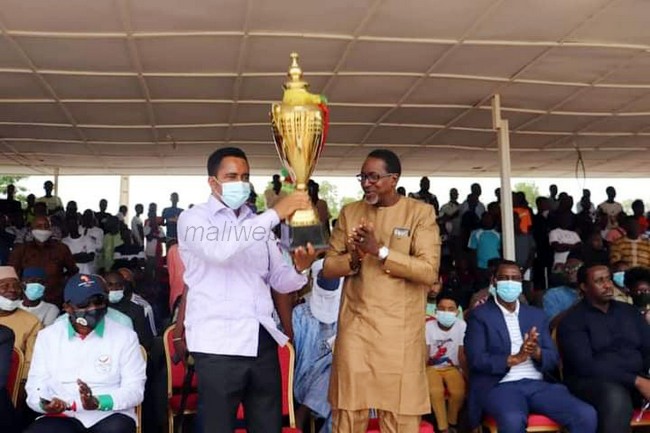 Grand prix du MJSICCC : Le cheval Prince d'Harouna Ndiaye s'adjuge le drapeau de la victoire : Madoufing offre un cheval blanc à Mossa Ag Attaher
