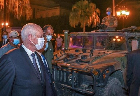 Après le coup de force du président, la Tunisie dans l'attente d'une feuille de route politique