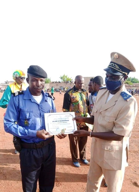 Reconnaissance du mérite :  La jeunesse de Kita honore le Sergent-chef de police Sibiri Sogoba