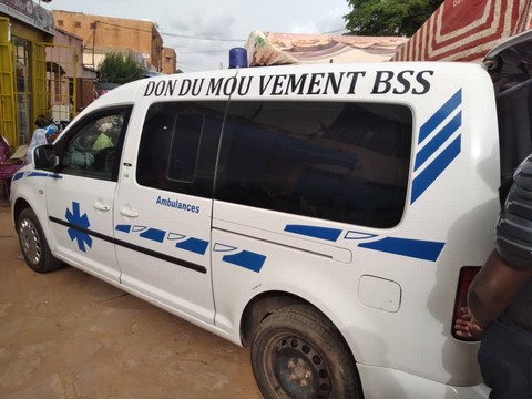 Appui à la sante communautaire :   Le président du Mouvement BSS offre deux ambulances à la commune IV
