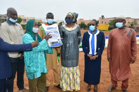Élan de solidarité : La Fondation Coris bank fait don de vivres aux déplacés  de Faladié