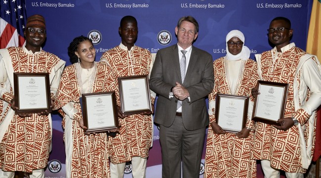 Communiqué de presse : L'Ambassade des États-Unis célèbre la Journée internationale de la jeunesse avec des jeunes leaders maliens