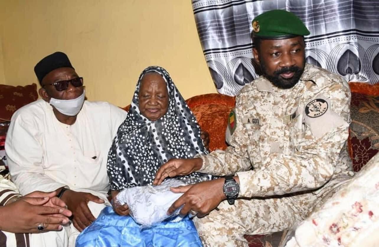Mois de la solidarité : Le Président Assimi au chevet des personnes âgées