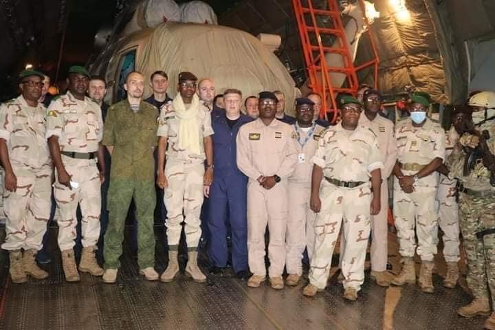 L’armée dotée de 4 hélicoptères neufs :   Le Colonel Sadio Camara loue les efforts du peuple pour reconstruire son outil de défense