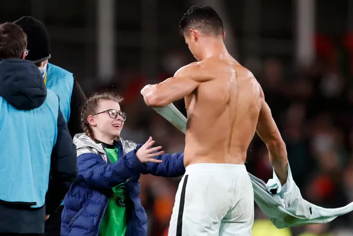 Maillot offert et câlin: le beau cadeau de Cristiano Ronaldo à une jeune supportrice irlandaise