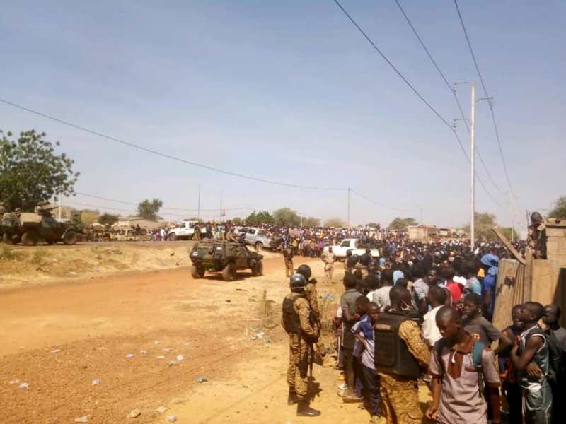 Burkina Faso : à Kaya, des manifestants bloquent le passage d’un convoi militaire de Barkhane en partance pour le Niger