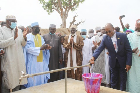 Fondation Amadou Toumani Touré pour l'enfance :  Touré Lobbo Traoré tient sa promesse en offrant un château d'eau aux populations de Mountougoula-Farako