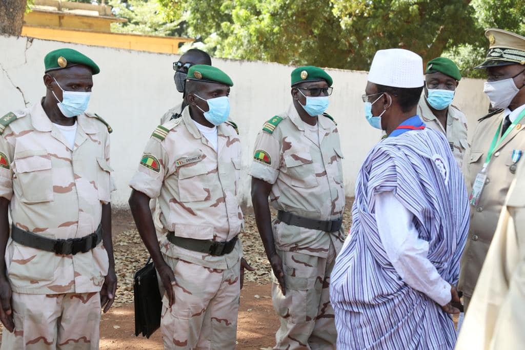 Le Premier ministre rend visite aux militaires du camp de Segou