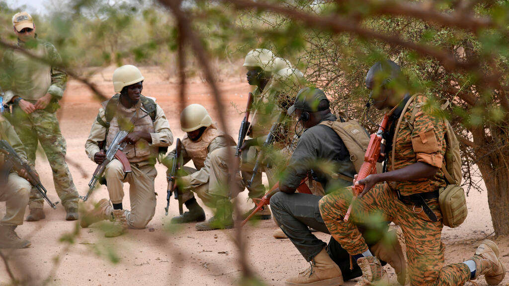 Attaques au Burkina Faso: les premières sanctions tombent, le scepticisme demeure