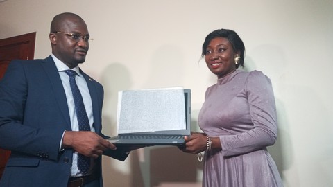 Ministère de l’énergie et de l’eau : Le ministre Lamine Traoré remet des ordinateurs aux boursiers en gestion intégrée des ressources en eau