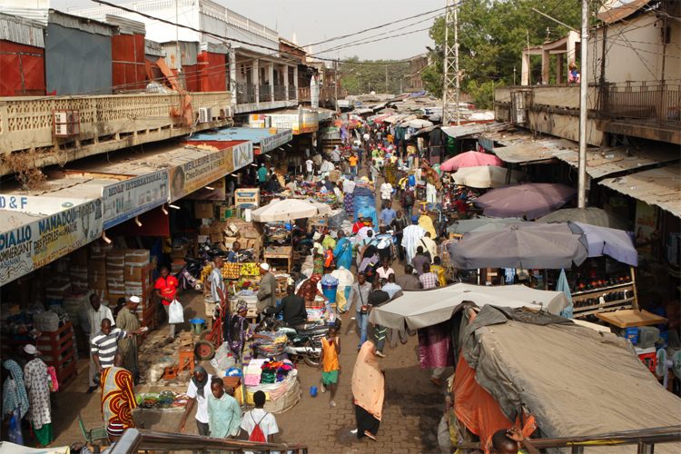 Sanctionnés par la CEDEAO, Bamako, Conakry et Ouagadougou ont-ils une chance de s’en sortir?
