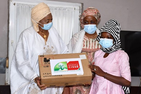 Mme Cissé Assitan Traoré lors du lancement de la Fondation Soumaïla Cissé : "Nous avons décidé d'octroyer un ordinateur et 100 000 FCFA à chacun des trois lauréats du DEF de la région de Tombouctou"