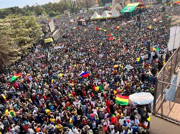 Mali: les premiers manifestants occupent déjà la place de l'indépendance à Bamako