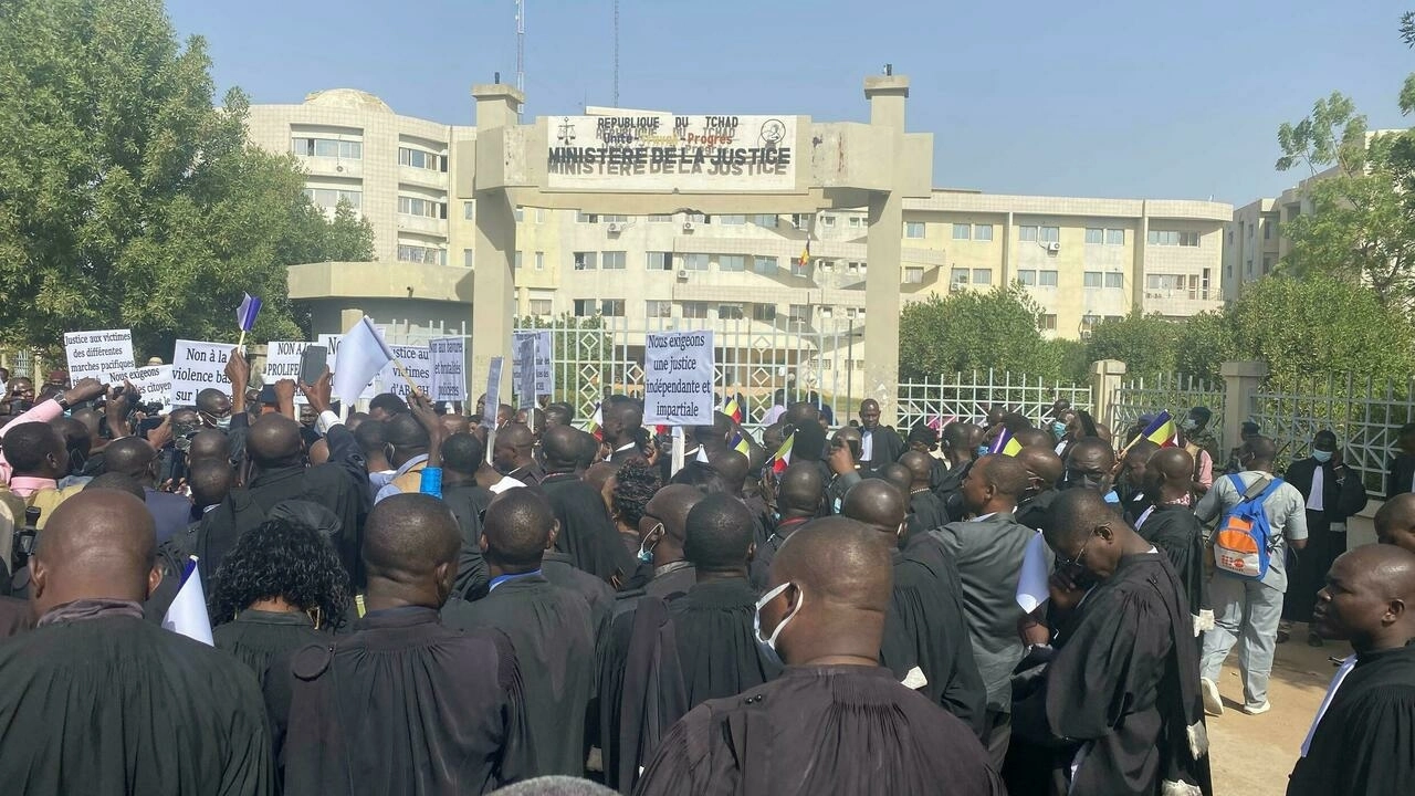 Tchad: «excédés», notaires, huissiers et avocats manifestent à Ndjamena