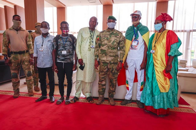 Soutien à la transition : Le marathonien Modibo Diarra reçu avec les honneurs à Koulouba