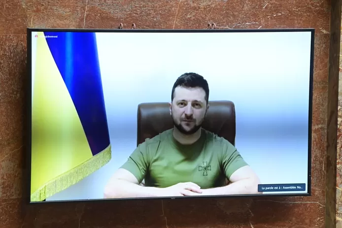 Zelensky demande à l'Otan “une aide militaire sans restriction”: “Vous avez des milliers d’avions de chasse”