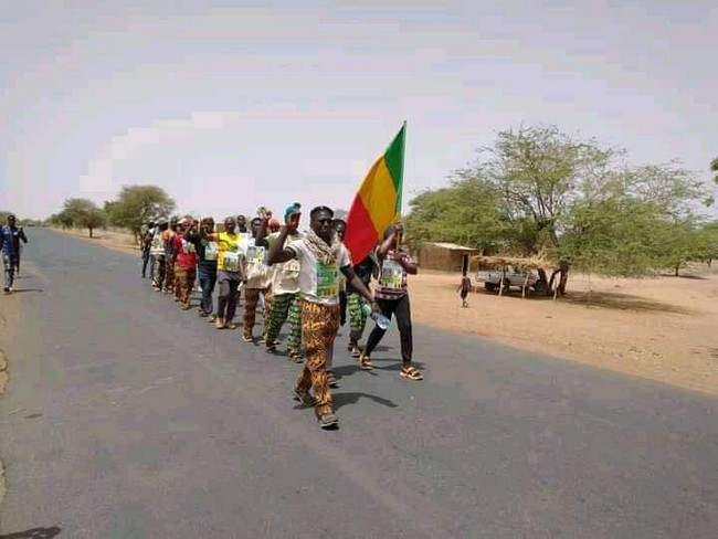 Mali : les 25 marcheurs panafricanistes sénégalais accueillis en grande pompe à  Diéma