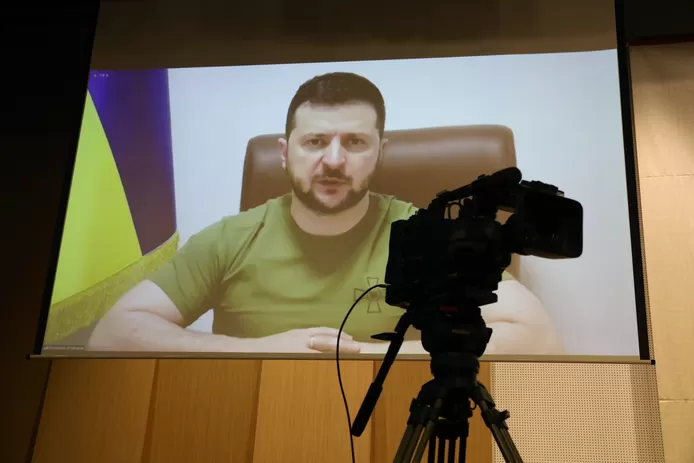 "Nous n'avons pas les armes pour libérer Marioupol", regrette Zelensky