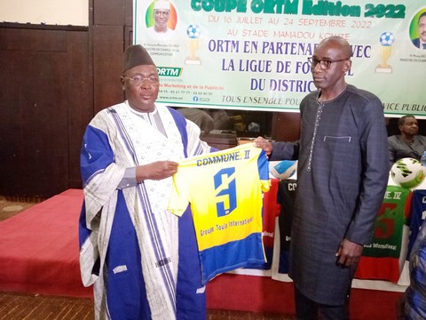 2eme édition de la coupe ORTM : Le parrain offre des équipements aux équipes