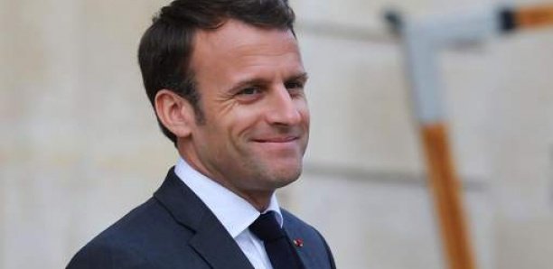 Emmanuel Macron se balade seul la nuit dans les rues de Paris: le cliché surprenant