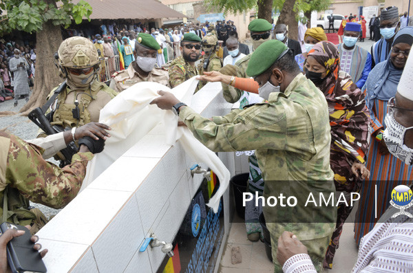 Le Colonel Assimi Goïta offre de l’eau à des aux établissements scolaires de Bamako et environs