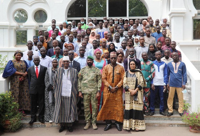 Fonction publique : Les porte-flambeaux de la refondation de l’administration publique malienne primés par le président Goïta