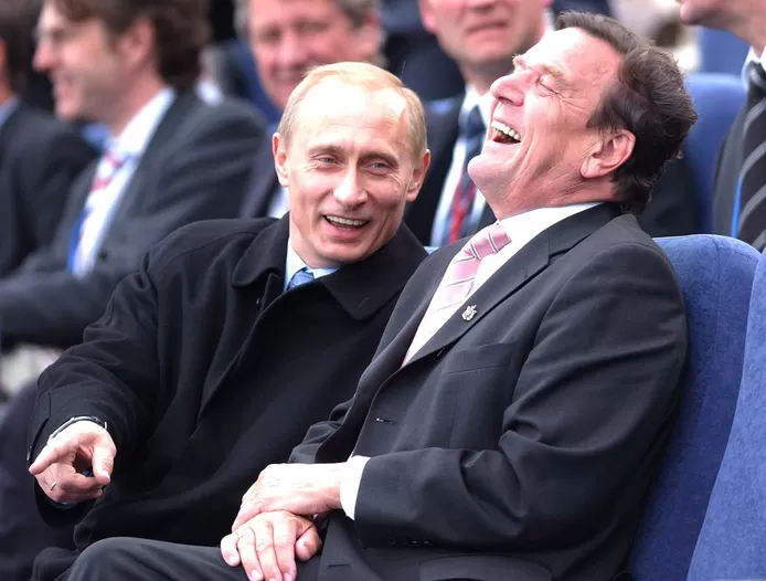 Sanctionné pour ses liens avec Poutine, l'ancien chancelier Gerhard Schröder attaque le parlement allemand en justice