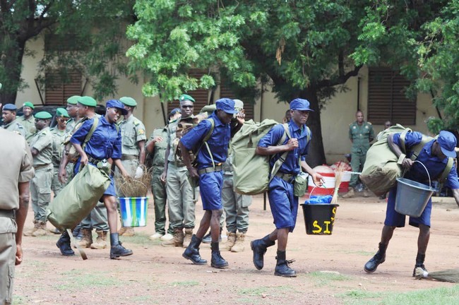Formation militaire de fonctionnaires à Bapho : De nouvelles recrues craignant pour leur vie abandonnent