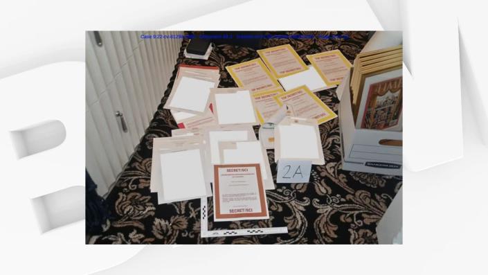États-Unis: le ministère de la Justice publie une photo de documents top-secret saisis chez Donald Trump
