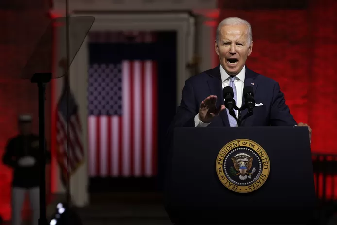 Biden, avec une virulence rare, dénonce l’“extrémisme” de Trump