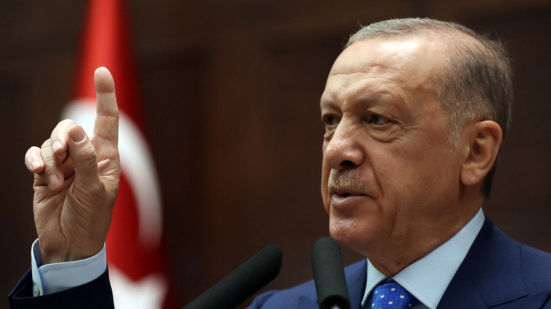 Le bilan du séisme en Turquie s'élève à 912 morts, dit Erdogan