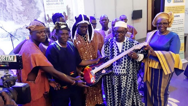 Cérémonie d'hommage aux sociétaires du BUMDA : Le Kanaga doté en matériels de musique,des artistes et des créateurs distingués