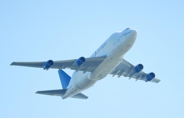Boeing 747 Dreamlifter perd une roue au départ de Tarente, en Italie