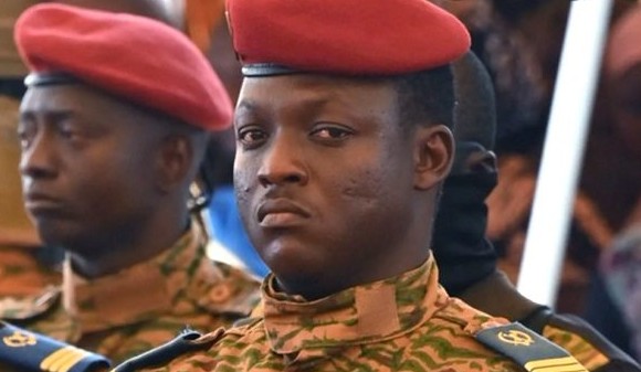 Le Président burkinabé de transition change une partie du commandement militaire