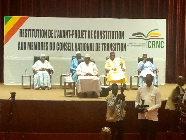 Nouvelle constitution :  La commission de rédaction en restitution