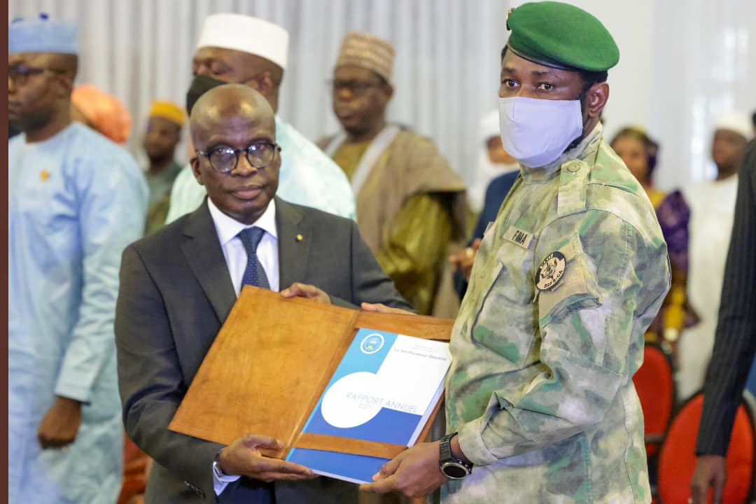 Le vérificateur général, Samba  Alhamdou Baby lors de la remise du rapport 2021 à Assimi Goïta :  "De 50 en 2020, les saisines reçues par  le Bureau sont passées à 64 en 2021"