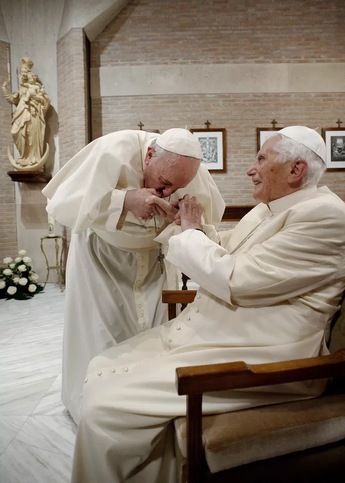 Benoît XVI “gravement malade”: le pape François annonce prier pour lui