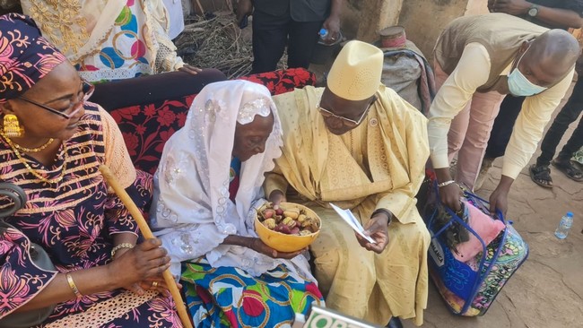Mois de la Solidarité :  Le Président du CESC chez la doyenne d’âge de la Commune I