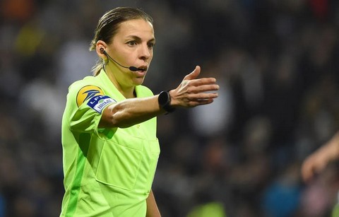 Coupe du monde Qatar 2022 :  Le parcours de la première arbitre centrale dans un Mondial masculin