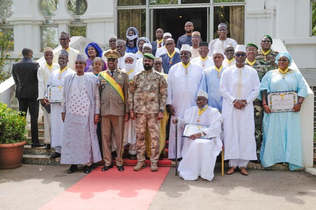 Décorés au grade de commandeur de l'Ordre national : Abdoulaye Diop, Habib Sissoko, Cessé Komé, Raky Talla, Fodié Touré, Dr Brahima Fomba… ont reçu leur médaille des mains du Président Assimi