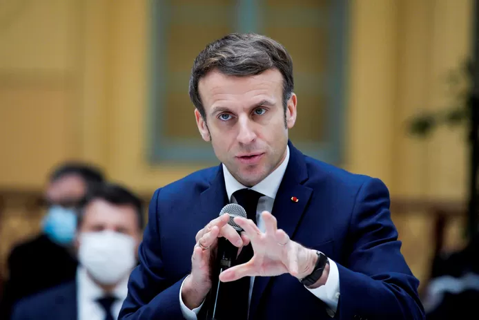 "C'est pas comme la prof de maths" : Emmanuel Macron défend son amour pour Brigitte, esquive mémorable