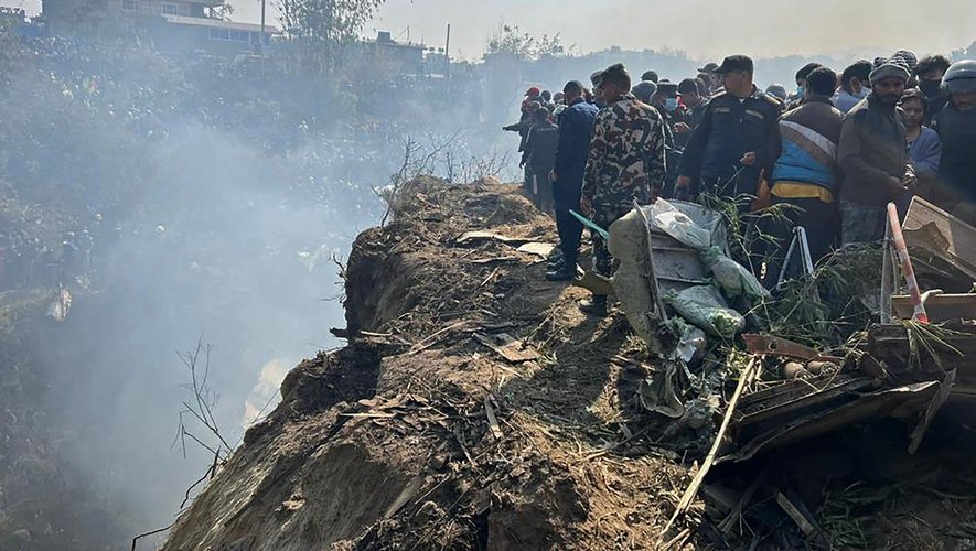 Crash d'un avion au Népal avec 72 personnes à bord, des corps ont été retrouvés