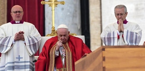 Le Pape François préside les obsèques de son prédécesseur Benoît XVI