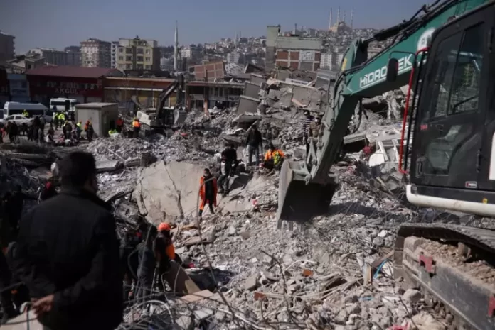 Des sauveteurs recherchent des victimes
