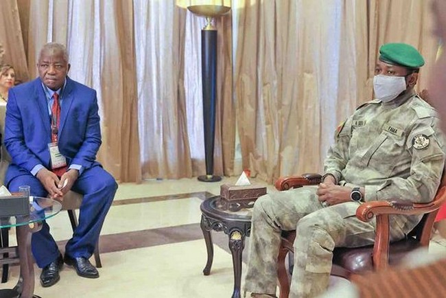 En vérité	 :  Malveillances et complots Signe de l’ascension du Mali