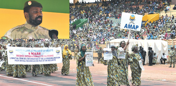 8 mars 2023 au stade Omnisports :   La participation massive des femmes de la CMSS au défilé.