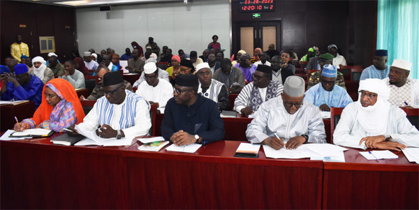 Appropriation du projet de constitution : Les membres du gouvernement mis dans le bain.